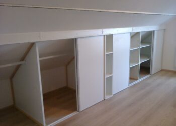 Comment gagner de la place dans une chambre mansardée ?