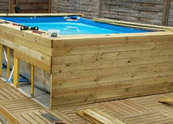 Comment habiller le contour d'une piscine hors sol ?