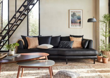 Comment habiller un canapé gris ?