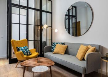 Comment habiller un mur derrière un canapé ?