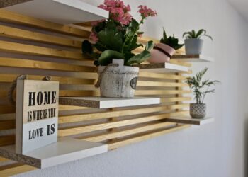 Comment habiller une étagère en bois ?