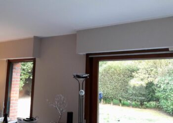 Comment habiller une fenêtre avec un coffre de volet roulant ?