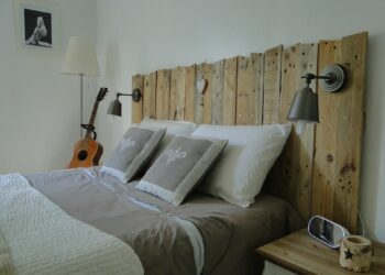 Comment habiller une tête de lit en bois ?