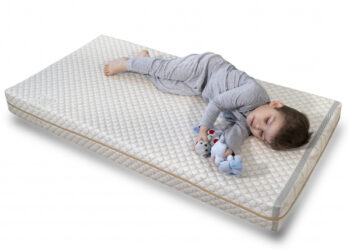 Comment incliner le matelas de bébé ?