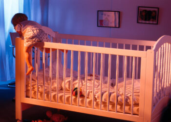 Comment incliner un lit bébé ?