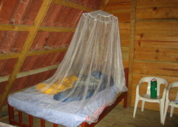 Comment installer un ciel de lit sans percer ?