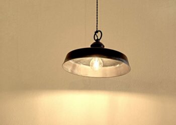 Comment installer un lustre sans arrivée électrique au plafond ?
