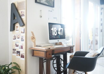 Comment intégrer un bureau dans un petit salon ?