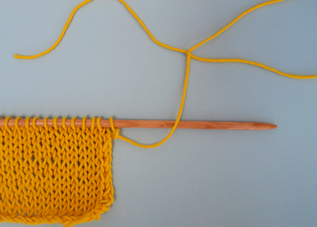 Comment joindre 2 fils au tricot ?