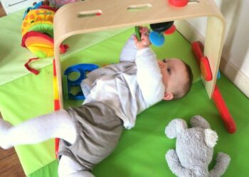 Comment jouer avec son bébé de 2 mois ?