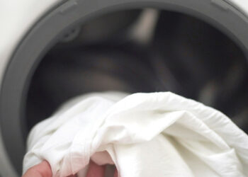 Comment laver des rideaux blancs en machine ?