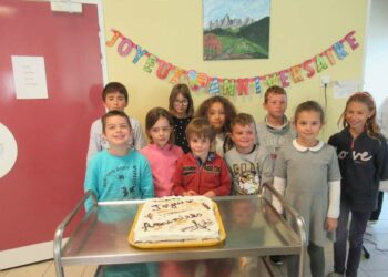 Comment les élèves fêtent l'anniversaire ensemble ?
