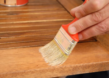 Comment lustrer un vernis bois ?