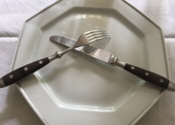 Comment manger à table avec un couteau et une fourchette ?