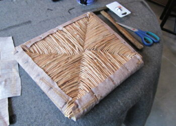 Comment mettre du tissu sur une chaise en paille ?
