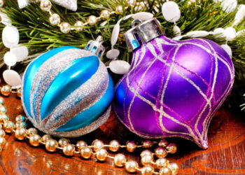 Comment mettre les boules sur le sapin ?
