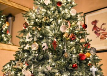 Comment mettre les cheveux d'ange sur le sapin ?