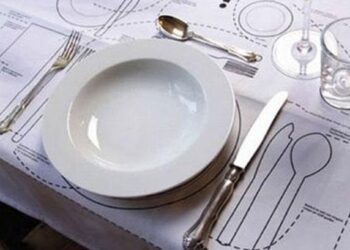Comment mettre les couverts dans l'assiette ?