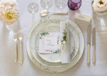 Comment mettre les couverts dans une serviette ?