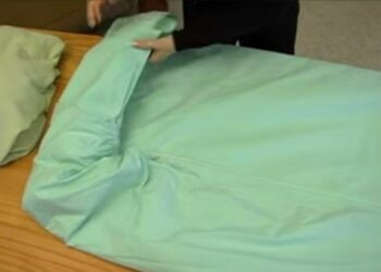Comment mettre un drap plat sur un lit ?