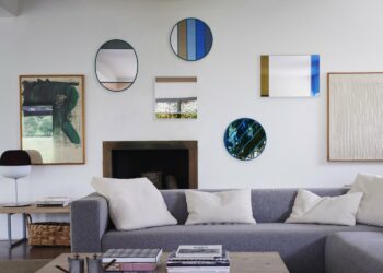 Comment mettre un miroir dans un salon ?