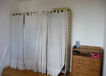 Comment mettre un rideau devant un placard ?
