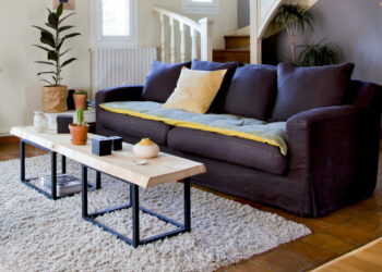 Comment mettre un tapis au niveau du canapé ?