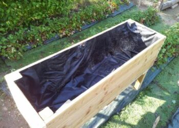 Comment mettre une bâche dans une jardinière ?