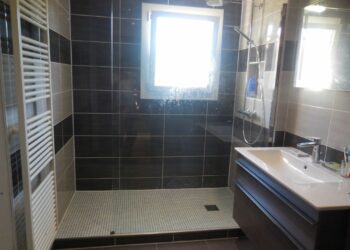 Comment mettre une douche dans une petite salle de bain ?