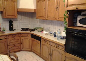 Comment moderniser une cuisine en bois sans la repeindre ?