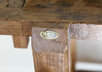 Comment nettoyer des chaises en bois qui collent ?
