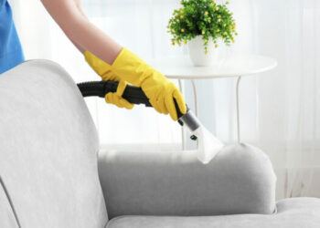 Comment nettoyer en profondeur un canapé en tissu ?