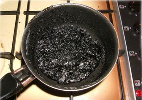 Comment nettoyer le fond d'une casserole cramé ?