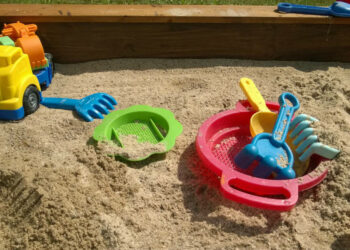 Comment nettoyer le sable du bac à sable ?