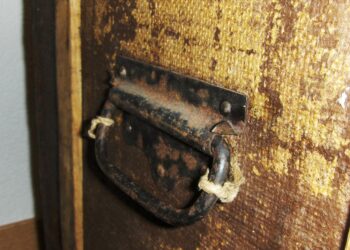 Comment nettoyer les ferrures d'une malle ?