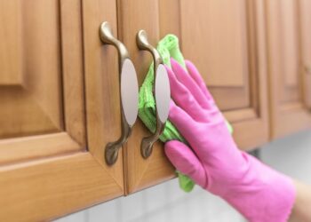 Comment nettoyer naturellement un meuble en bois pour le faire briller ?