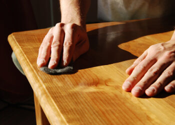 Comment nettoyer un meuble de cuisine en bois encrassé ?