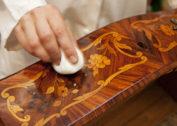 Comment nettoyer un meuble en merisier verni ?