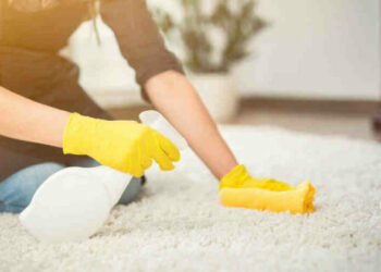 Comment nettoyer un tapis avec du vinaigre blanc et du bicarbonate ?