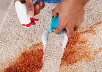 Comment nettoyer un tapis blanc poil long ?
