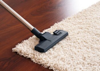 Comment nettoyer un tapis shaggy blanc ?