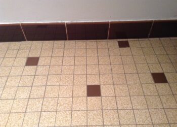 Comment nettoyer un vieux carrelage années 60 dans ma cuisine ?