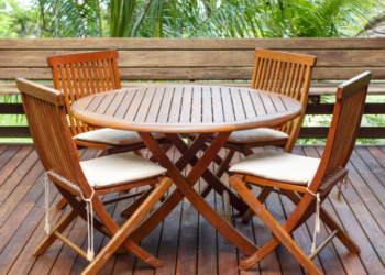 Comment nettoyer une table en teck noircie ?