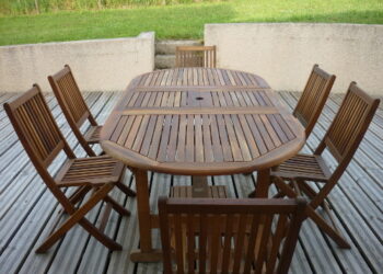 Comment nettoyer une table en teck tachée ?