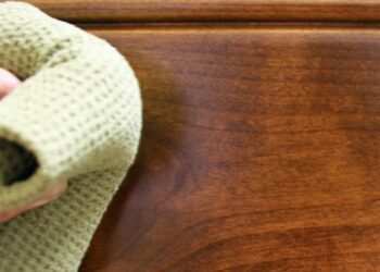 Comment nettoyer une table vernis qui colle ?