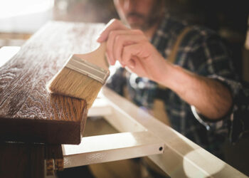 Comment peindre du bois en blanc vieilli ?