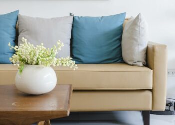 Comment placer des coussins sur un canapé ?