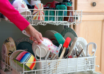 Comment placer la vaisselle dans les armoires ?