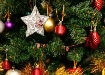 Comment placer les boules dans un sapin ?