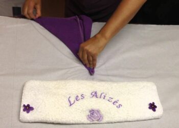 Comment plier pliage serviette de bain roulée ?